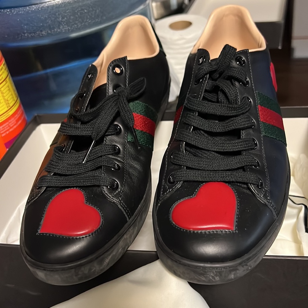 Authentic Gucci Ave heart sneaker shoes size 40.